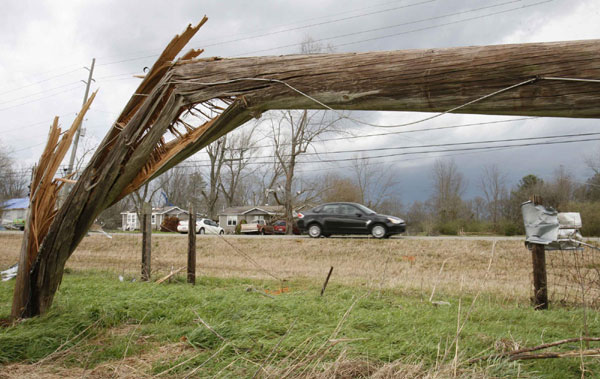 Tornadoes kill 14 in central US