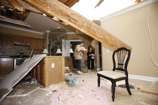 Tornadoes kill 14 in central US