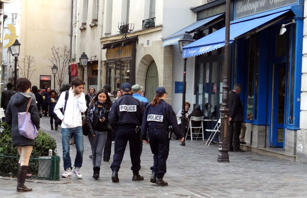 French police swoop on suspects in school killings
