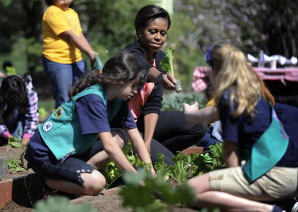 Kids helps US first lady plant White House garden