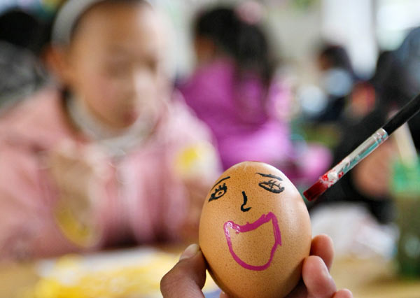 Painting eggs for Qingming Festival