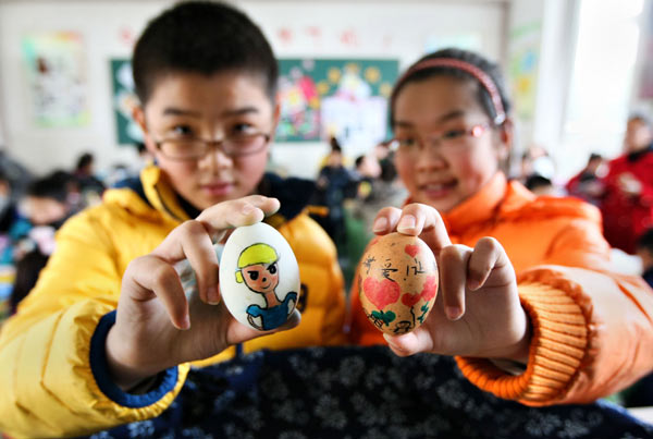 Painting eggs for Qingming Festival