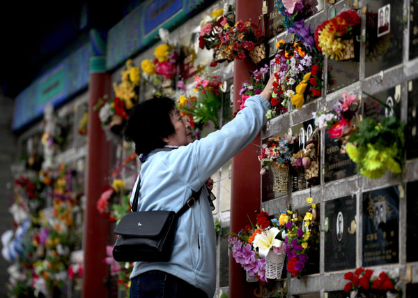 Paying respects at Qingming