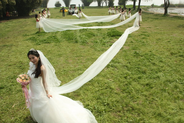 520-meter wedding train says 'I love you'