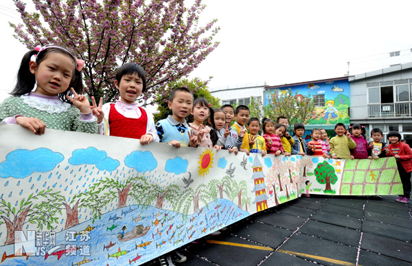 Children paint to welcome Earth Day