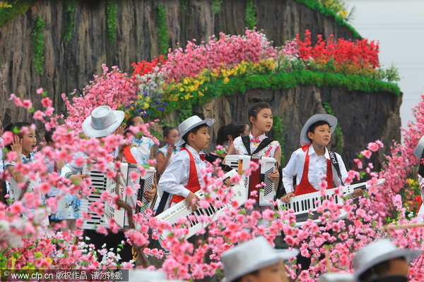 Peach flowers festival starts in Beijing suburb