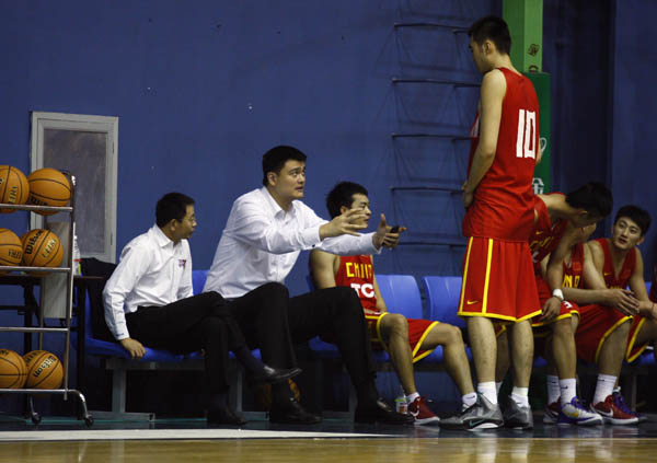 Basketball team trains while Yao Ming watches