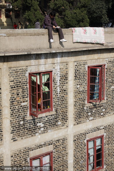 Chinese bookworms' unique reading spots