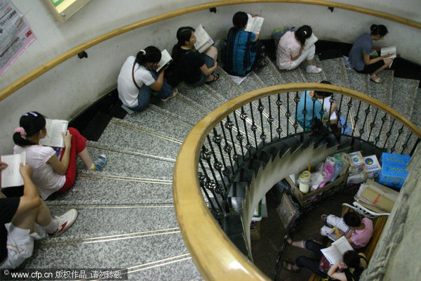 Chinese bookworms' unique reading spots