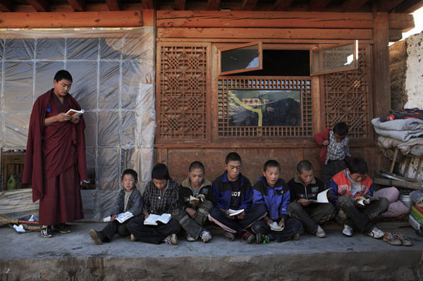 Chinese bookworms' unique reading spots