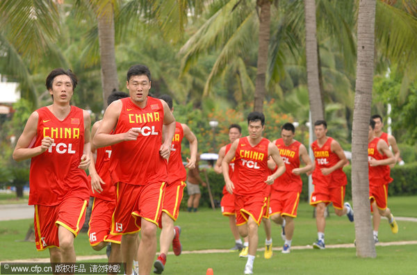 Men's basketball team train in S China