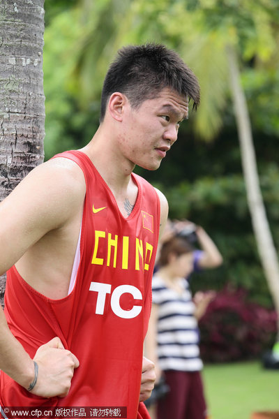 Men's basketball team train in S China