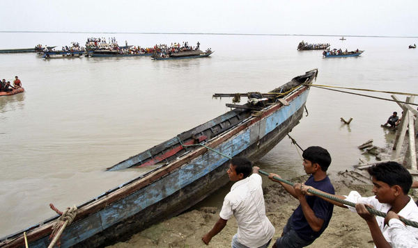 Search for survivors after Indian ferry sinks