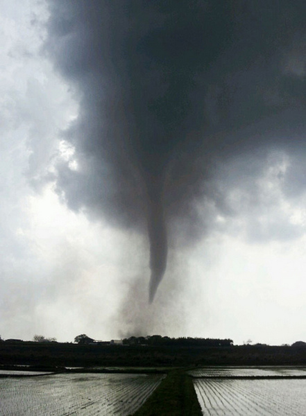 Tornado hits Japan