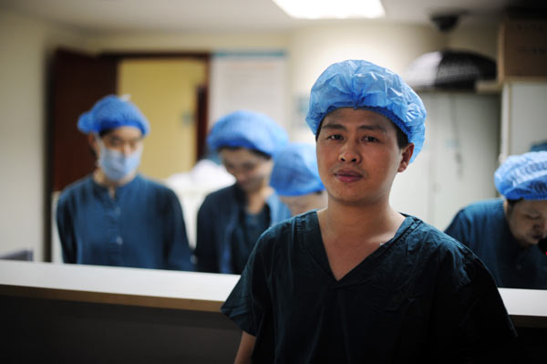 Male nurses overcome hurdles in SW China
