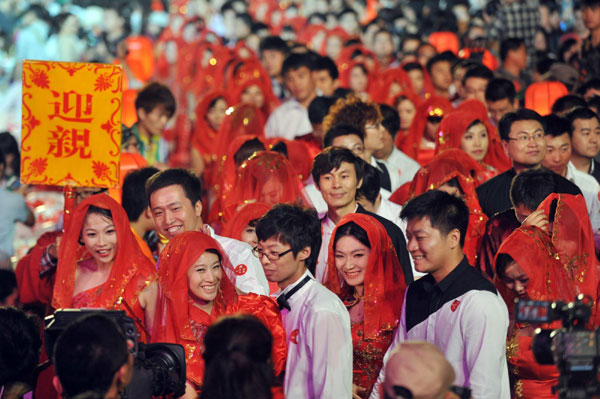462 couples tie the knot in E China group wedding