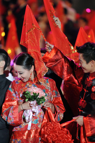 462 couples tie the knot in E China group wedding