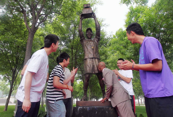 China Building Stephon Marbury Statue