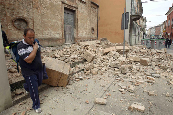 Strong quake hits N Italy