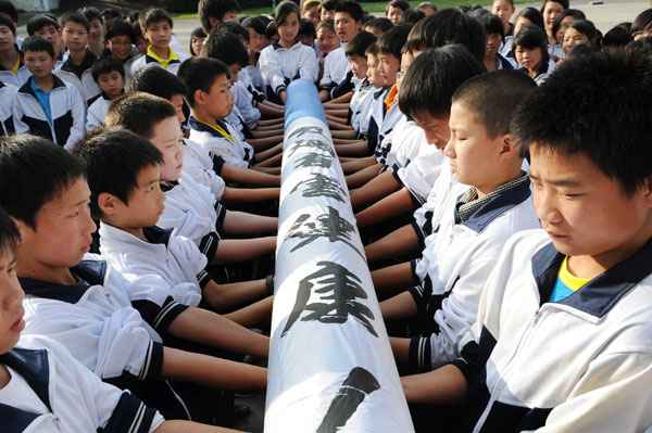 Non-smoking campaign at E China school