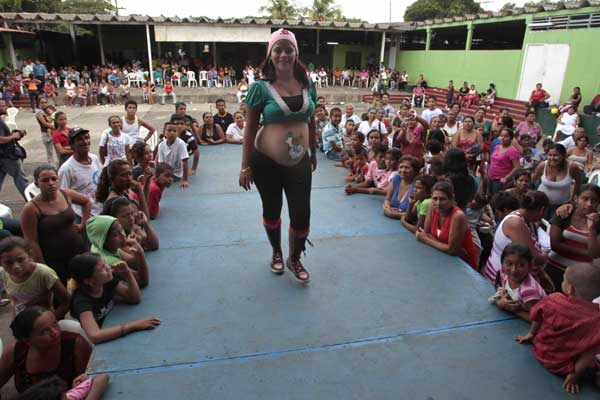 Mothers-to-be show off painted bellies