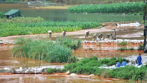 Mud floods village in South China