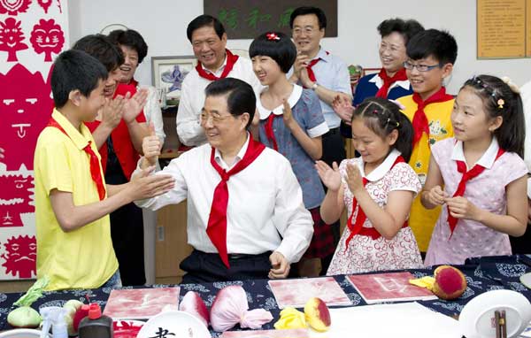 Hu visits children ahead of Children's Day