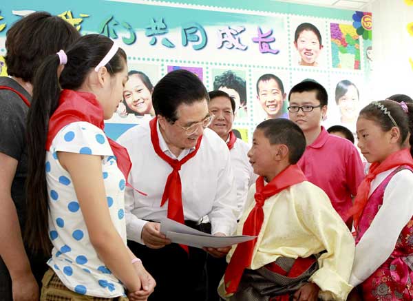 Hu visits children ahead of Children's Day