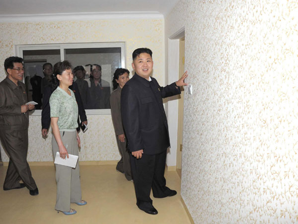 DPRK's Kim Jong-un visits apartment house