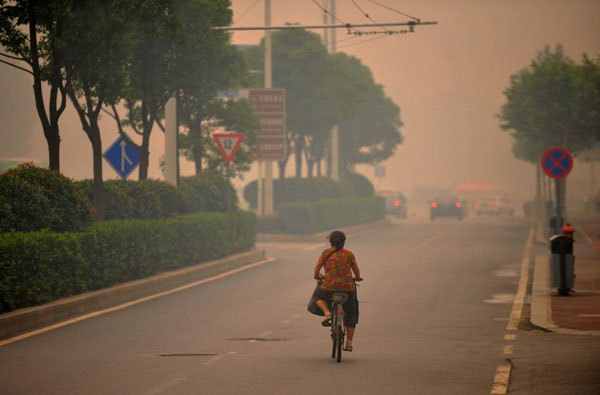 Heavy fog envelops Central China