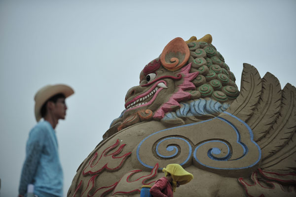 Sand sculptures wow visitors in Fujian