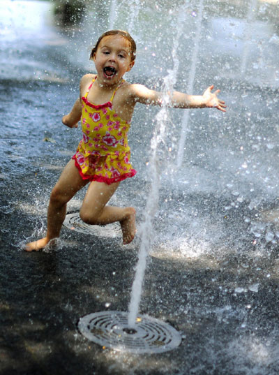 New York heat draws people to water