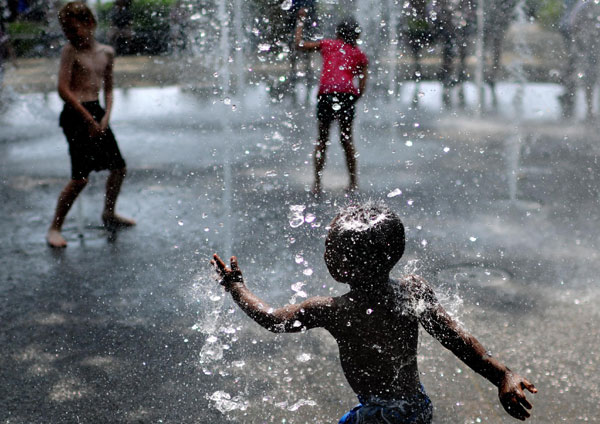New York heat draws people to water