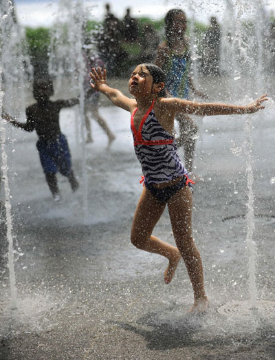 New York heat draws people to water