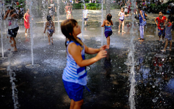 New York heat draws people to water