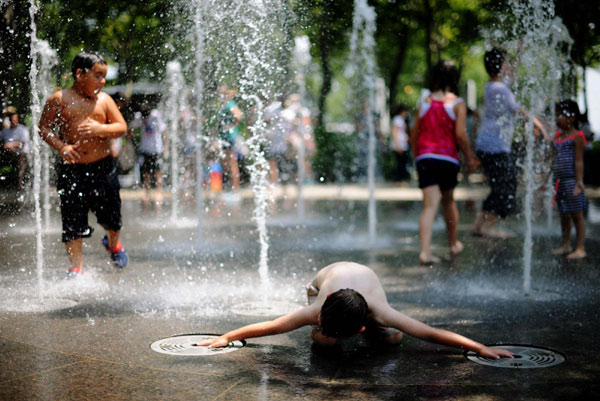 New York heat draws people to water