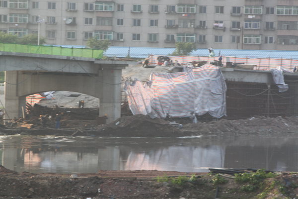 Bridge under construction collapses in NE China