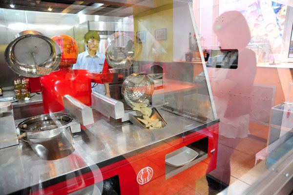 City opens robot-themed restaurant