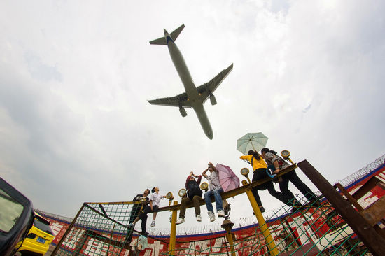 Aviation fans say goodbye to Kunming airport