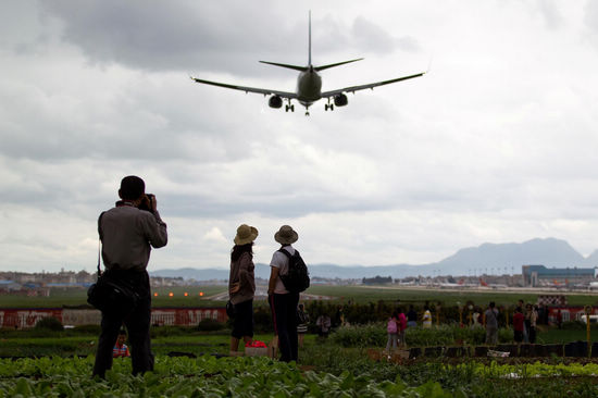 Aviation fans say goodbye to Kunming airport