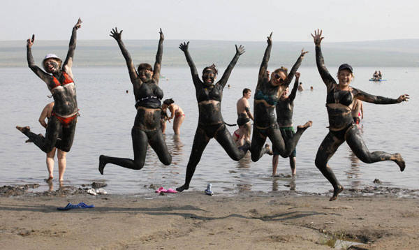 Russians enjoy black mud carnival