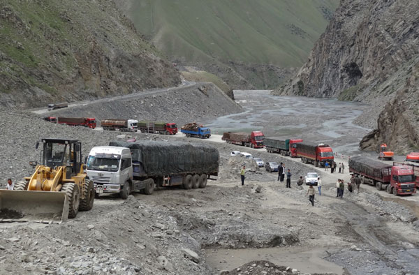 Troops clear quake-stricken road
