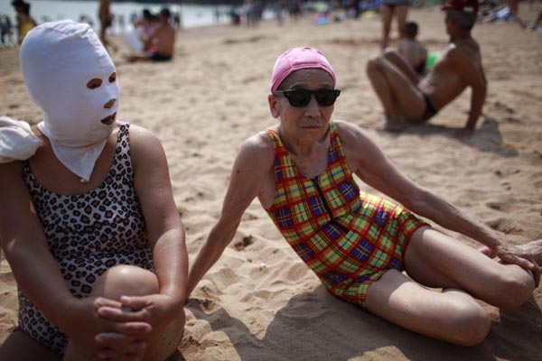 Enjoy the beach with a nylon mask