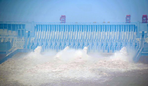 Three Gorges Dam opens sluices as water level pushed up