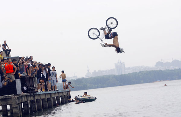 Cyclists dive into lake in C. China