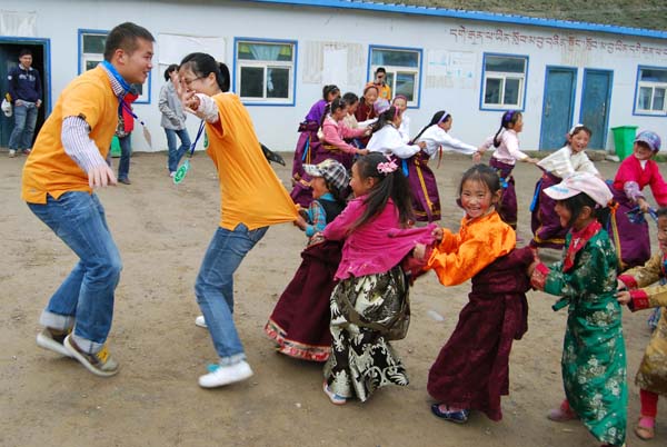 Volunteers help children in quake-hit Yushu