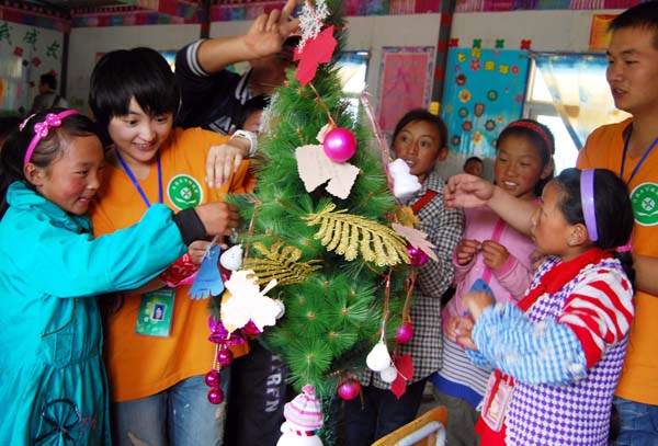 Volunteers help children in quake-hit Yushu