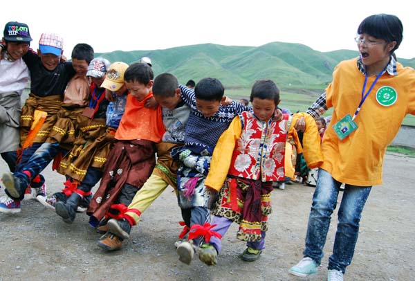 Volunteers help children in quake-hit Yushu