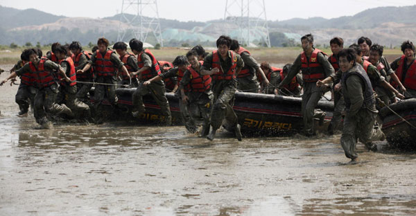 S. Korea students train in mud