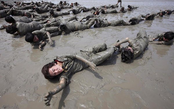S. Korea students train in mud